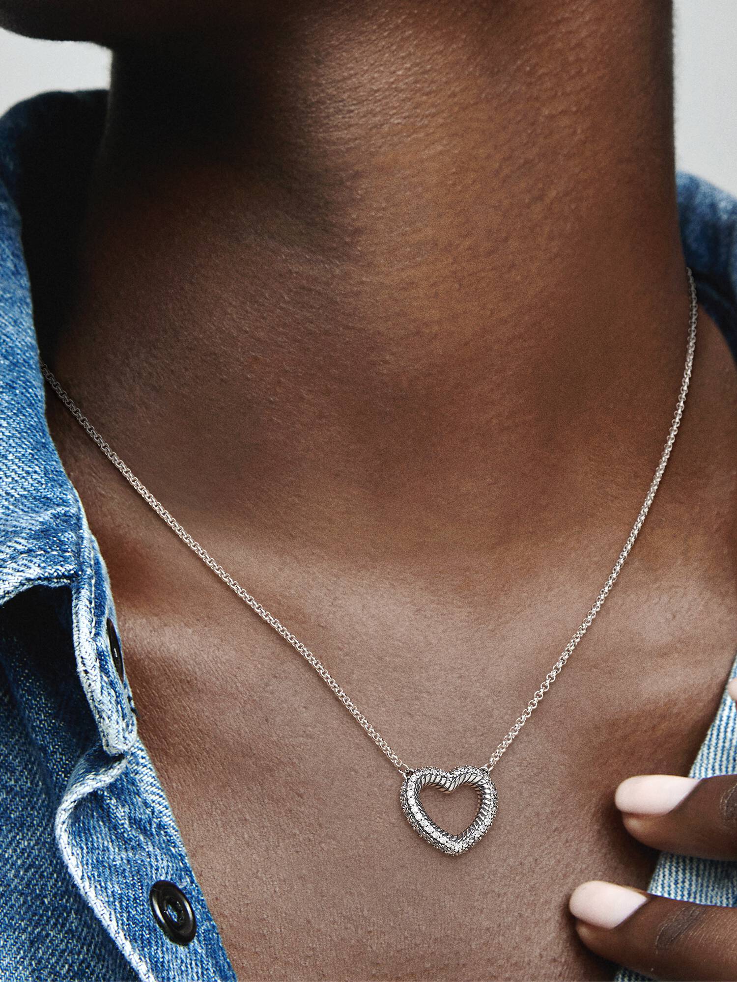 Pavé Snake Chain Pattern Open Heart Collier Necklace