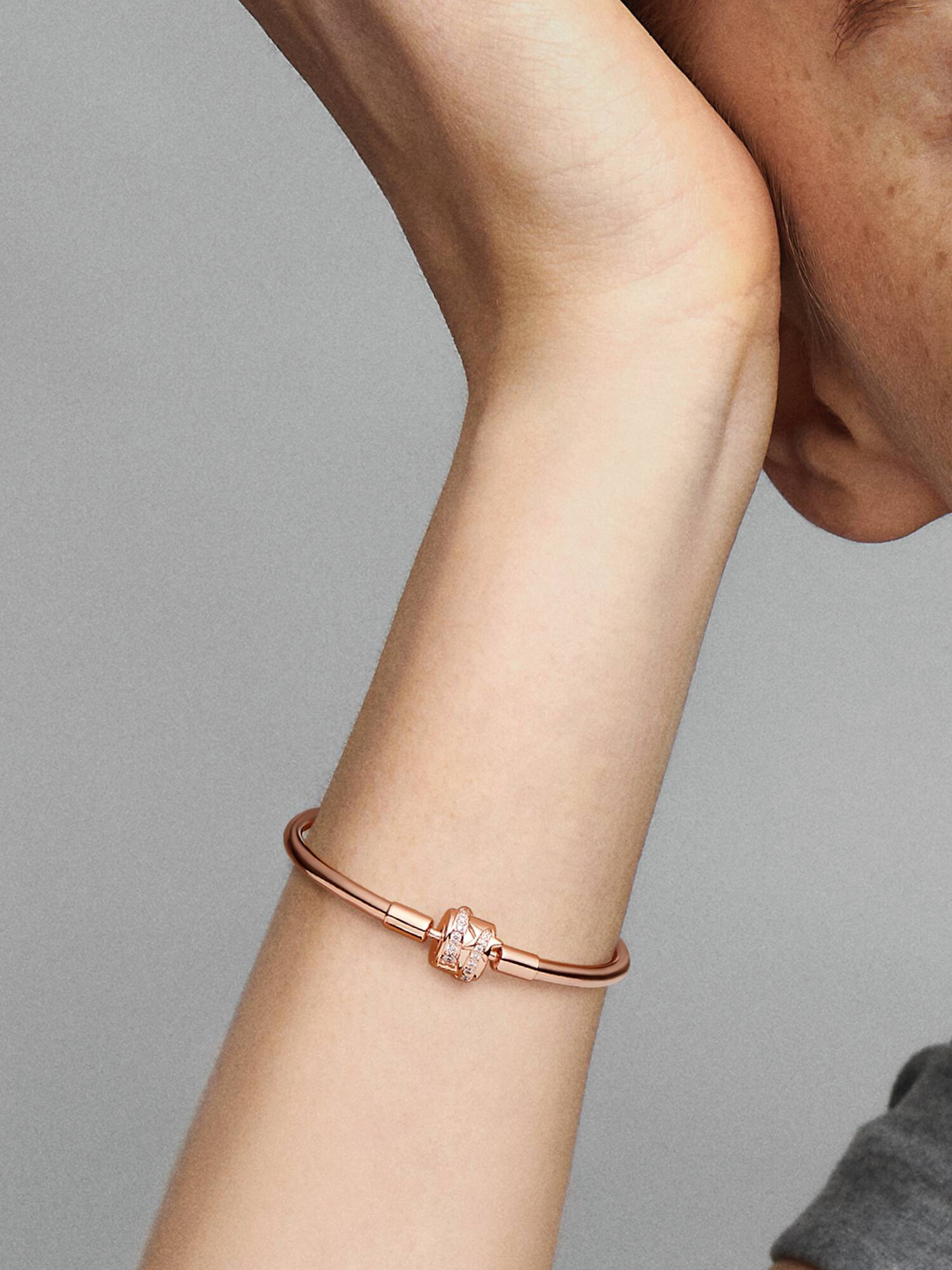 Pandora Moments Sparkling Shooting Star Clasp Bangle