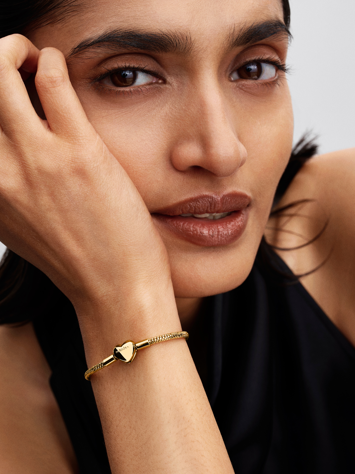 Heart Clasp Faceted Snake Chain Bracelet | Gold plated | Pandora ZA